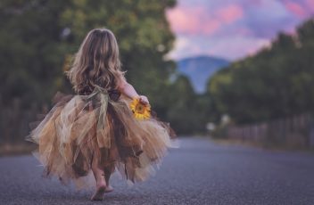 childhood-2483894_1280