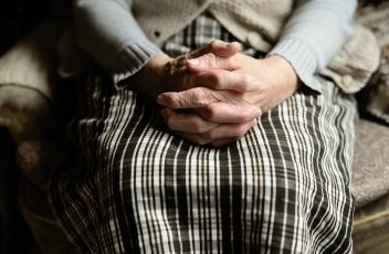 hands-4051469_1280